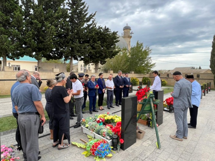 Qaradağda şəhidin məzarı ziyarət edildi - FOTO